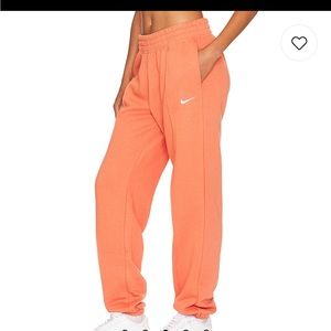 Nike Essential Sweatpant in Madder Root size small
